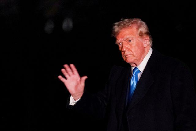 도널드 트럼프 미국 대통령이 멕시코, 캐나다와의 관세 문제에 대해 3일(이하 현지시각)에 대화를 나누겠다고 말했다. 사진은 트럼프 대통령이 지난 2일 미국 워싱턴D.C 백악관에서 인사하는 모습. /사진=로이터 