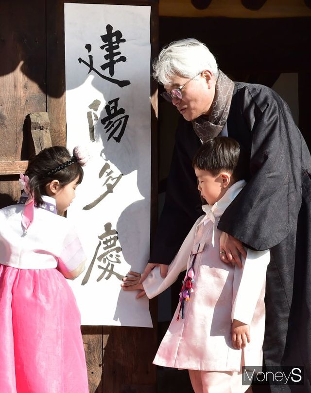 ▲ 아이들에게 입춘첩 뜻 알려주는 송현수 서예가