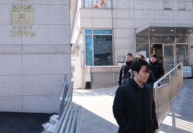 경찰이 윤석열 대통령 체포 방해 혐의를 받는 김성훈 대통령경호처 차장과 이광우 경호본부장에 대한 압수수색 진행에 나섰지만 아직 진입하지 못했다. 사진은 경찰청 국가수사본부 비상계엄 특별수사단이 3일 서울 용산 대통령실 청사 입구에서 경호처 사무실 압수수색을 시도하기 위해 대기하며 민원실을 드나드는 모습. /사진=뉴시스(대통령실통신사진기자단) 