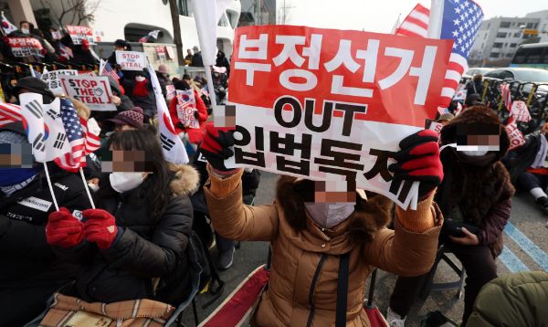 윤석열 대통령 측이 헌법재판소가 탄핵심판에서 21대 총선 당시 인천 연수을 선거구의 투표자 수를 검증해달라는 신청을 받아들이지 않은 데 대해 비판했다. 사진은 기사의 이해를 돕기 위한 지난달 8일 오후 서울 용산구 대통령 관저 인근에서 신자유연대 등 참가자들이 대통령 수호 집회를 하고 있는 모습. /사진=뉴시스