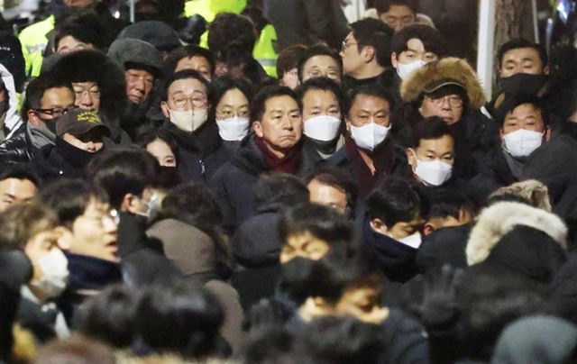 다수 여당 의원들이 서울구치소에 수감 중인 윤석열 대통령을 접결할 것으로 보인다. 사진은 고위공직자범죄수사처(공수처)가 윤 대통령 2차 체포영장 집행에 나선 지난달 15일 서울 용산구 한남동 대통령 관저 앞에 김기현 국민의힘 의원(가운데)과 국민의힘 소속 의원들이 경찰 진입을 지켜보는 모습. /사진=뉴스1 