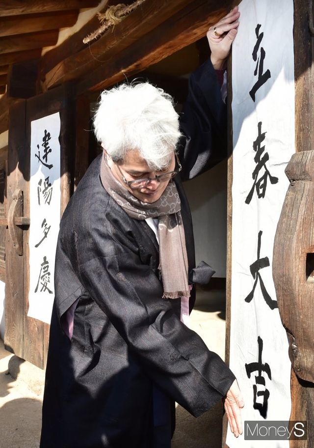 ▲ 정성스레 압츈첩 붙이는 송현수 서예가(한국서예협회 이사장)