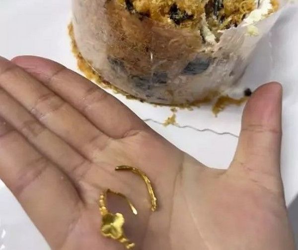 청혼 금반지를 씹어 두 동강낸 여자친구 사연이 화제다. 사진은 여성이 씹어 두 동강 난 금반지의 모습. /사진=바스티유포스트 캡처