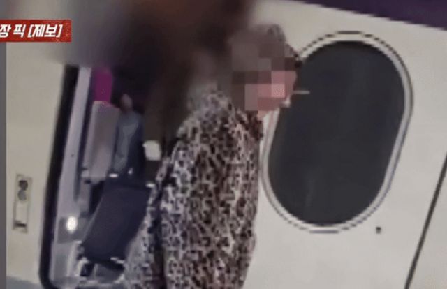 열차에서 담뱃불을 붙인 뒤 흡연하며 하차하는 남성의 모습이 포착돼 누리꾼들의 공분을 사고 있다. /사진=JTBC 사건반장 캡쳐