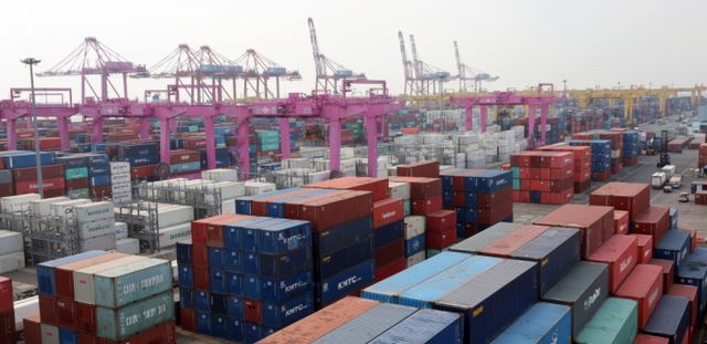 인천 연수구 인천신항 컨테이너 터미널에 수출입 컨테이너가 쌓여 있다. / 사진=뉴시스 전진환 기자 /사진=전진환