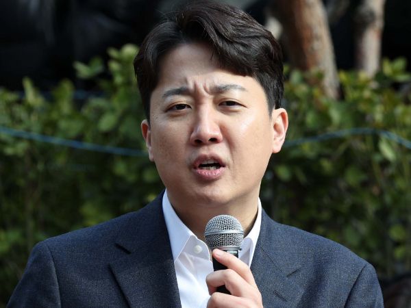 이준석 개혁신당 의원이 전한길씨를 향해 "꼰대질을 하고 있다"고 맹비판했다. 사진은 이준석 개혁신당 의원이 지난 2일 서울 마포구 홍대 레드로드 버스킹거리에서 정치현안관련 기자회견을 하고 있는 모습. /사진=뉴시스