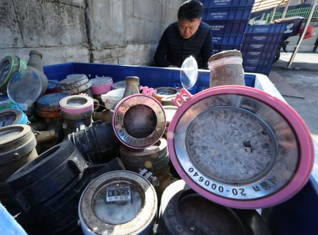 한파특보가 내려진 경기도가 재난안전대책본부 1단계를 가동했다. 지난달 9일 서울 종로구 중부수도사업소 효자가압장에서 관계자가 손상된 수도계량기를 정리하는 모습. /사진=뉴스1