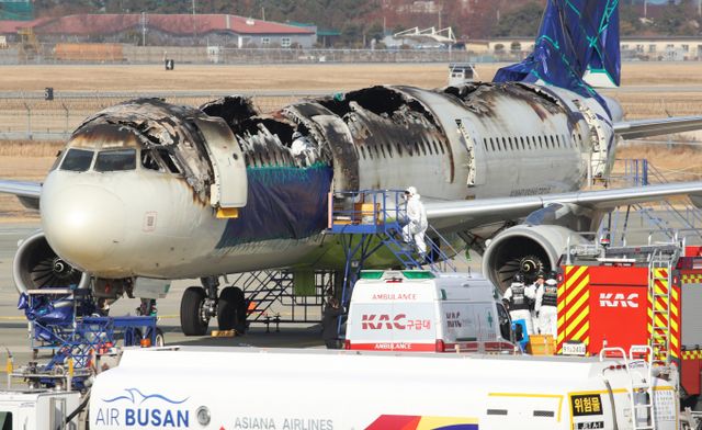 지난 3일 부산 강서구 김해국제공항 에어부산 항공기 화재 현장에서 국토부 항공철도사고조사위원회, 프랑스 항공사고조사위원회(BEA), 국립과학수사연구원, 경찰 과학수사대, 소방 관계자들이 합동 감식에 나섰다. /사진=뉴스1