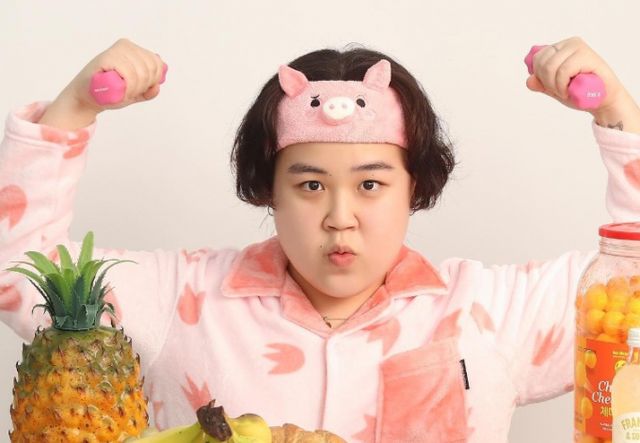 유튜버 일주어터(본명 김주연)가 MBC 기상캐스터였던 고 오요안나의 직장 내 괴롭힘 가해자로 지목된 김가영 기상캐스터를 옹호하는 취지의 글을 올렸다가 비난을 받자 이에 대한 사과의 뜻을 밝혔다. /사진=일주어터 인스타그램