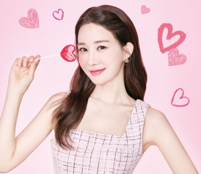 CJ온스타일이 모바일 라이브쇼 '겟잇뷰티'를 3일 밤 9시에 앱과 유튜브 계정 등을 통해 처음 공개한다. 사진은 이번 라이브쇼 MC를 맡은 배우 유인나. /사진=CJ온스타일