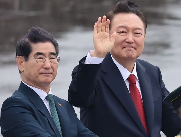 윤석열 대통령이 김용현 전 국방부 장관과 국회, 중앙선거관리위원회에 투입할 병력 규모를 논의했다. 사진은 윤석열 대통령이 지난해 10월1일 경기도 성남 서울공항에서 열린 건군 제76주년 국군의 날 기념식에서 김용현 국방장관과 함께 사열하며 손인사를 하고 있는 모습. /사진=뉴스1