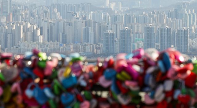 2월 분양 예정 물량은 총 1만2676가구로 지난해 같은 기간의 51%에 그칠 것으로 예상된다. 사진은 3일 서울 남산에서 바라본 아파트 단지 모습. /사진=뉴스1