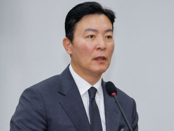 경찰이 김성훈 대통령경호처 차장과 이광우 경호본부장에 대한 압수수색에 나섰다. 사진은 김성훈 대통령경호처 차장이 지난달 22일 오전 서울 여의도 국회에서 열린 윤석열 정부의 비상계엄 선포를 통한 내란 혐의 진상규명 국정조사 1차 청문회에 출석해 의원 질의에 답하고 있는 모습. /사진=뉴스1