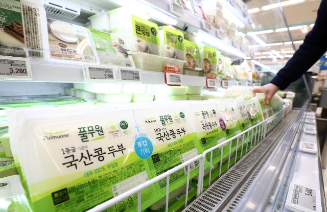 풀무원의 지난해 영업이익이 전년 대비 48.6% 늘었다. 서울 한 대형마트에 풀무원 두부가 진열돼 있다. /사진=뉴시스