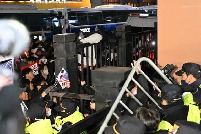 경찰이 서울서부지법 난동 관련 99명 중 63명을 구속했다. 사진은 서울서부지방법원에서 윤 대통령 지지자들이 집회를 이어가는 모습. /사진=뉴시스