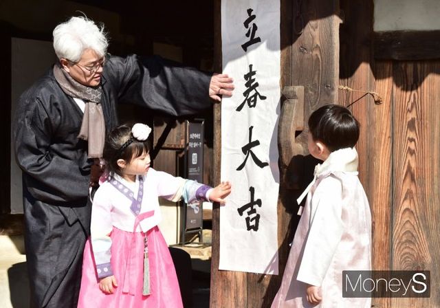 ▲ 고사리손으로 입춘첩 꼭꼭 누르는 아이들