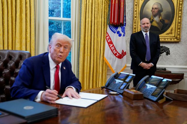 도널드 트럼프 미국 대통령이 국부펀드 설립을 지시하는 내용의 행정명령에 서명하면서 중국 동영상 플랫폼 틱톡을 국부펀드에 넣을 수 있다고 말했다. 사진은 트럼프 대통령(왼쪽)이 지난 3일(현지시각) 미국 워싱턴D.C 백악관 오벌 오피스에서 행정명령에 서명하는 모습. /사진=로이터