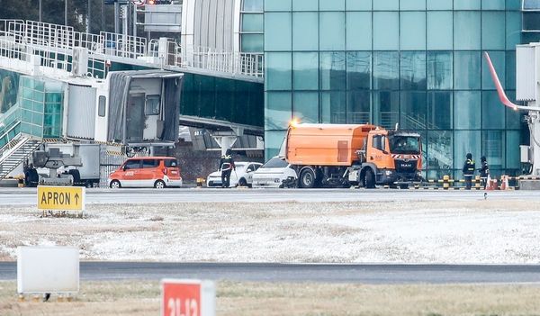 기상 악화로 제주를 잇는 항공기 운항에 차질을 빚고 있다. 사진은 대설·강풍특보가 발효된 4일 오전 제주국제공항에서 제설 작업이 이뤄지고 있는 모습. /사진=뉴시스