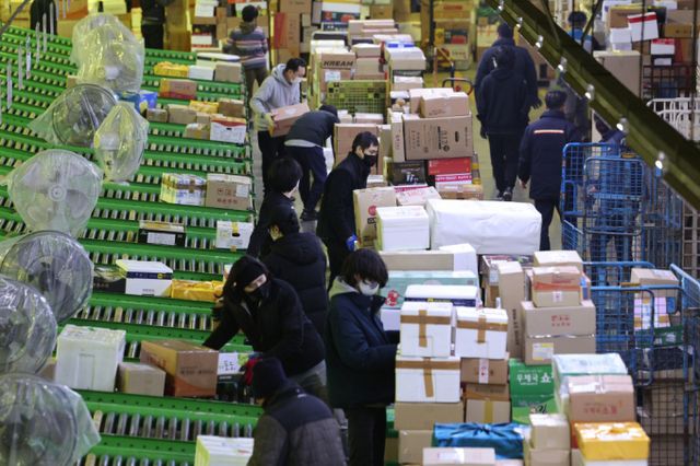 4일 통계청이 발표한 '2024년 12월 및 연간 온라인쇼핑 동향'에 따르면 지난해 온라인쇼핑 거래액은 242조897억원으로 역대 최고 기록을 경신했다. 서울 광진구 동서울우편물류센터에서 직원들이 택배 분류 작업을 하고 있다. /사진=뉴스1 