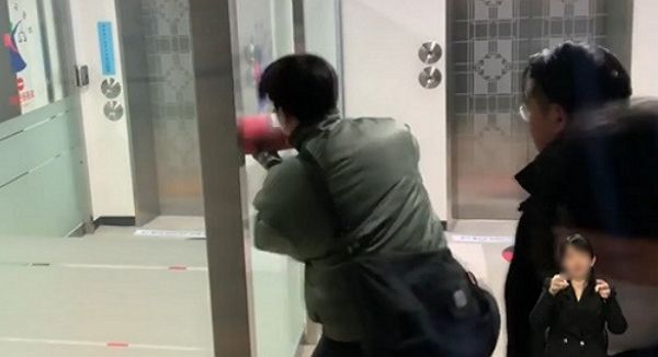 경찰이 '서부지법 난동' 사태 당시 법원 유리창 등을 파손한 20대 남성에 대한 구속영장을 신청했다. 사진은 A씨가 서울서부지법에 침임해 유리문을 소화기로 부수려고 시도하는 모습. /사진=JTBC 뉴스룸 캡처