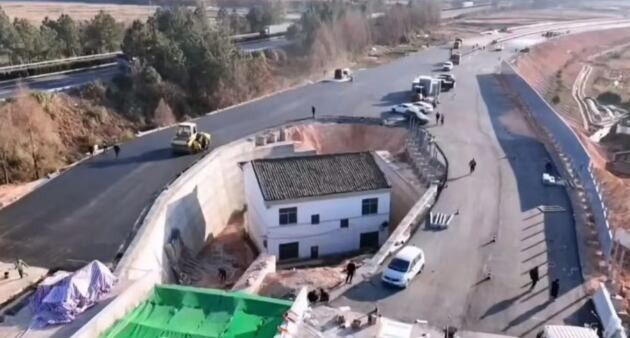 중국 장시성 진시현 G206 진시순환도로 한복판에 우뚝 서 있는 외딴집의 사연이 화제다./사진=더우인