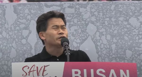 전한길이 오는 15일 광주에서 열리는 보수단체 주최 윤석열 대통령 탄핵 반대 집회에 참석한다고 밝혔다. 사진은 지난 1일 부산역 광장 세이브코리아 집회 참석해 연설하는 전한길 모습. / 사진=전한길 유튜브 채널 캡처