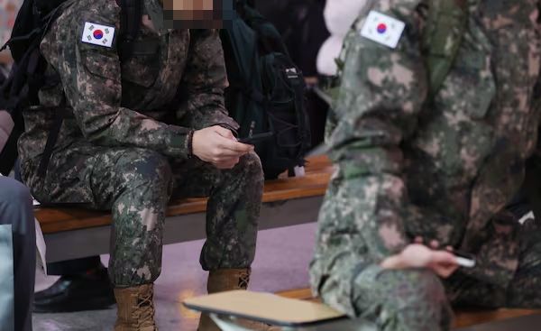 육군 부사관이 도박에 빠져 병사 휴대전화로 몰래 대출 받는 일이 발생했다. 사진은 기사와 관련 없는 서울역에서 군인이 휴대전화를 사용하는 모습. /사진=뉴스1