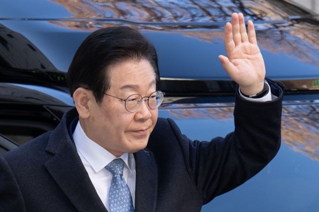 이재명 더불어민주당 대표가 4일 공직선거법 위반 혐의 항소심 재판부에 위헌법률심판 제청을 신청했다. 사진은 이 대표가 4일 서울시 서초구 서울중앙지법에서 열린 '대장동·위례·성남FC·백현동 의혹' 관련 특정범죄가중처벌등에관한법률위반(뇌물) 혐의 공판에 출석한 모습. /사진=뉴스1(공동취재)