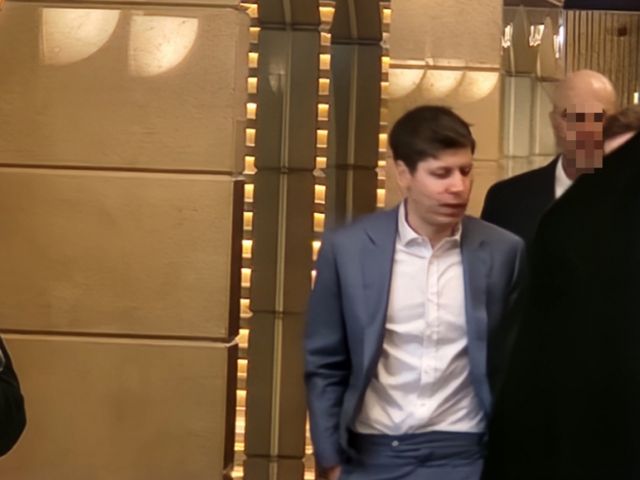 샘 올트먼 오픈AI 최고경영자(CEO)가 김창한 크래프톤 대표와의 만남 후 카카오 기자간담회로 이동하고 있다. /사진=양진원 기자