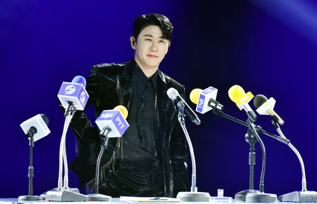 음원 순위를 조작하기 위해 이른바 '음원 사재기' 혐의로 재판에 넘겨진 가수 영탁 전 소속사 대표가 1심에서 징역형을 선고받았다.사진은 지난해 12월 영종도 인스파이어 아레나에서 열린 '2024 SBS 트롯대전'에 출연한 가수 영탁. /사진=뉴스1