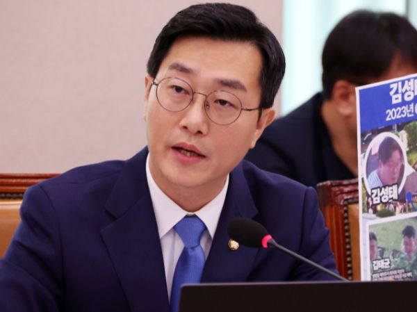 장경태 더불어민주당 의원이 이준석 개혁신당 의원의 목표는 '국민의힘 복귀'라고 주장했다. 사진은 장경태 더불어민주당 의원이 지난해 10월22일 오후 서울 여의도 국회에서 열린 법제사법위원회의 서울고등법원, 서울중앙지방법원 등에 대한 국정감사에서 김세윤 수원지방법원장에게 김성태 전 쌍방울 회장의 옥상 파티 관련 자료를 보여주며 질문을 하고 있는 모습. /사진=뉴시스