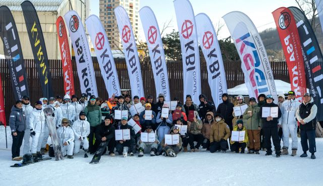 KBI컵 대한설상경기연맹 리그 스노보드 경기 입상자와 운영진. / 사진=KBI