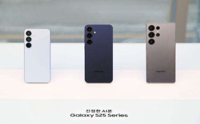 삼성전자가 최신 스마트폰 갤럭시 S25 시리즈 사전 판매에서 '130만대'라는 역대 최다 판매 기록을 세웠다. 사진은 갤럭시 S25 시리즈 제품 이미지. /사진=삼성전자 제공