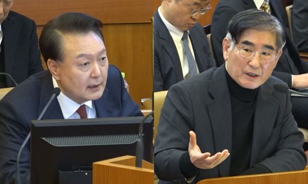 윤석열 대통령이 서울 종로구 헌법재판소에서 열린 탄핵심판 5차 변론기일에 출석하기 위해 헌법재판소에 도착했다. 사진은 기사의 이해를 돕기 위한 윤석열 대통령이 지난달 23일 서울 종로구 헌법재판소에서 열린 대통령 탄핵심판 4차 변론기일에서 증인으로 출석한 김용현 전 국방부장관에게 증인신문을 하고 있는 모습. /사진=뉴시스(헌법재판소 제공)