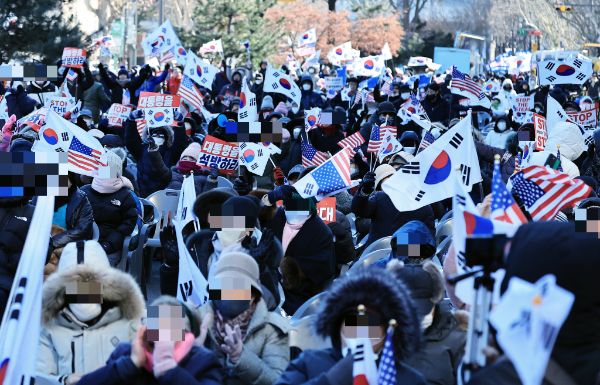 윤석열 대통령 지지자들이 한파에도 헌법재판소 인근에 집결했다. 사진은 윤석열 대통령 탄핵 심판 5차 변론기일인 4일 오후 서울 종로구 헌법재판소 인근 안국역 사거리에서 보수단체 회원들이 '부정선거 검증하라', '대통령을 석방하라'는 손피켓과 태극기, 성조기를 흔들며 함성을 외치고 있는 모습. /사진=뉴스1