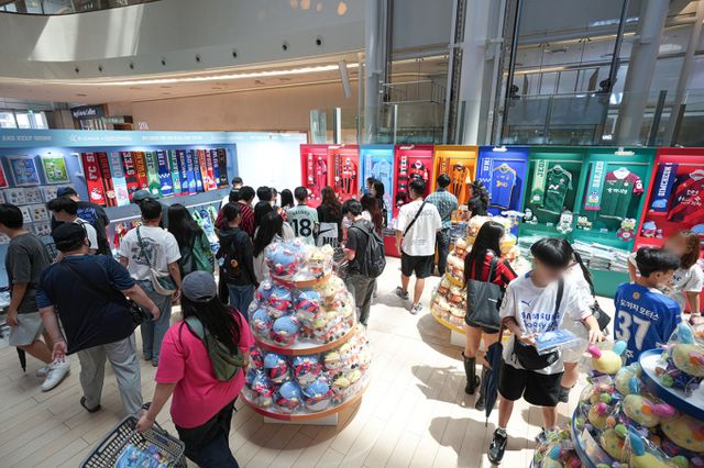 세븐일레븐이 미니스톱 인수 작업을 마무리하고 올해부터 수익성 개선과 브랜드 경쟁력 강화에 드라이브를 건다. 가성비와 MZ를 키워드로 마케팅을 확대할 방침이다. 사진은 세븐일레븐 FC 세븐일레븐 팝업 스토어. /사진=코리아세븐