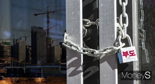 건설경기 불황 타개를 위해 정부의 지원책을 재점검해야 한다는 목소리가 가득하다. /그래픽=강지호 기자