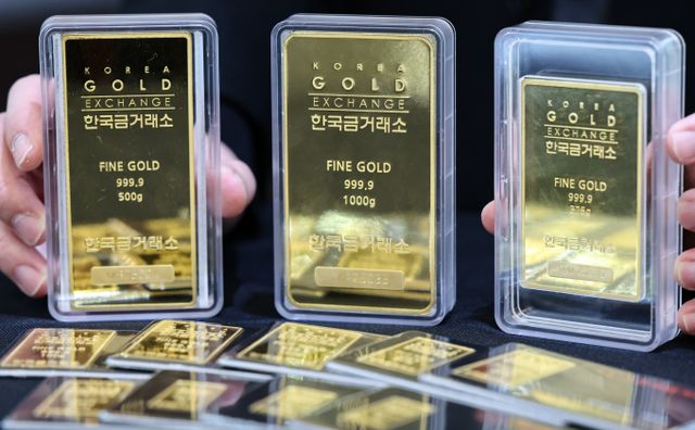 미국과 중국의 무역전쟁에 대한 우려가 깊어지자 안전자산인 금값이 오르고 있다. 사진은 지난달 31일 서울 종로구 한국금거래소에서 금 제품을 정리하는 모습. /사진=뉴스1