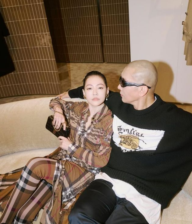 디자이너 이상봉이 최근 아내 서희원을 갑작스럽게 떠나보낸 가수 구준엽에게 힘내고 있다는 연락을 받았다고 밝혔다. 사진은 구준엽(오른쪽)과 고 서희원의 모습. /사진=구준엽 인스타그램