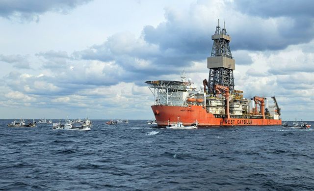 웨스트 카펠라호가 동해 심해 가스전 개발 시추 사업 '대왕고래' 1차 탐사시추 작업이 마무리 단계다. 사진은 지난해 12월20일 경북 포항시 구룡포홍게통발어민들이 탄 어선들이 동해심해가스 석유전 개발사업인 '대왕고래' 1차 시추작업 지점인 포항 앞 바다에서 시추선 '웨스트 카펠라호' 앞에서 어장 피해 보상을 요구하는 해상시위를 벌이는 모습. /사진=뉴스1 