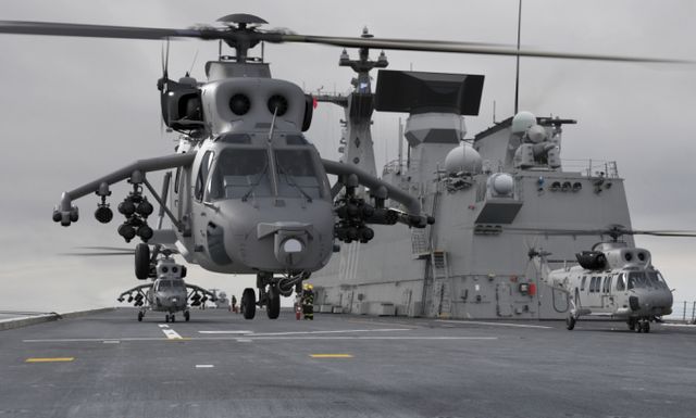 다목적 국산 헬기 수리온의 파생모델 중 최고 수준의 성능과 활용성을 갖춘 국산 상륙공격헬기(MAH)가 주목받는다. MAH는 수리온 기반 국산 상륙기동헬기(MUH) '마린온'에 국산 소형무장헬기(LAH)에서 입증된 최신 항전 및 무장체계를 적용했다. 사진은 해병대 상륙기동헬기(MAH)의 비행모습 CG. /사진=방위사업청