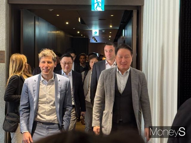 최태원 SK그룹 회장과 샘 올트먼 오픈AI 최고경영자(CEO)가 4일 오전 더플라자 호텔 서울에서 회동을 마친 뒤 함께 이동하고 있다./사진=양진원 기자