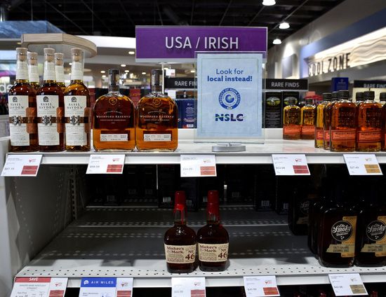 3일(현지시각) 캐나다 노바스코디야 주 핼리팩스에 한 상점 진열대에서 미국산 주류를 모두 제거하고 "현지산을 찾아라"는 안내문이 주류 관물대에 놓여있다. /사진=로이터