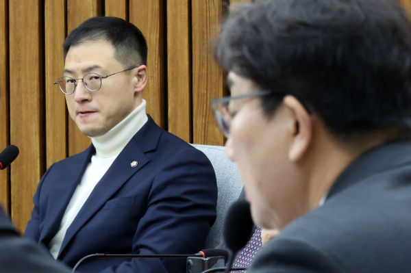 김상욱 국민의힘 의원이 여당 지도부가 윤석열 대통령 접견을 간 것에 대해 비판했다. 사진은 김상욱 국민의힘 의원이 서울 여의도 국회에서 열린 원내대책회의에 참석한 모습./ 사진=뉴시스