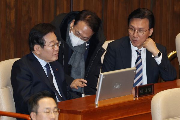 박선원 더불어민주당 의원이 도널드 트럼프 미국 대통령을 노벨평화상 후보로 추천했다. 사진은 이재명 더불어민주당 대표와 박선원 의원, 김민석 최고위원이 지난 3일 오후 서울 여의도 국회에서 열린 제422회국회(임시회) 제1차 본회의 개회식에서 대화하고 있는 모습. /사진=뉴스1