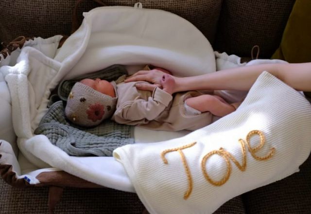 영국 배우 릴리 콜린스(35), 영화감독 찰리 맥다윌(41) 부부가 대리모 통해 첫 아이를 품에 안았다. /사진=배우 릴리 콜린스 인스타그램 캡처