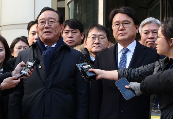 울산시장 선거개입 의혹을 받는 송철호 전 울산시장과 황운하 조국혁신당 원내대표가 2심에서 무죄를 선고 받았다. 사진은 4일 선고를 마친 송철호 전 울산시장과 황운하 조국혁신당 원내대표가 취재진 질문에 답하는 모습. / 사진=뉴스1