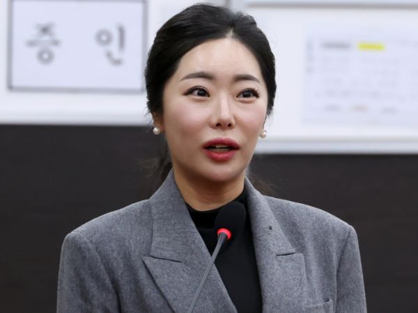 노상원 전 정보사령관이 계엄 전 수십차례 찾아간 점집의 무속인 '비단아씨' 이선진씨가 '노 전 사령관이 계엄 전 여러 차례 찾아와 점괘를 의뢰했다'고 밝혔다. 사진은 이선진씨가 4일 서울 여의도 국회에서 열린 윤석열 정부의 비상계엄 선포를 통한 내란혐의 진상규명 국정조사특별위원회의 2차 청문회에 출석, 한병도 더불어민주당 의원 질의에 답하고 있는 모습. /사진=뉴시스