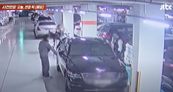 지난달 24일 10대들이 차량을 절도해 피해를 입었다는 사연이 전해졌다. 사진은 범인들이 차량을 훔쳐 달아나는 모습. / 사진=JTBC 사건반장 캡처