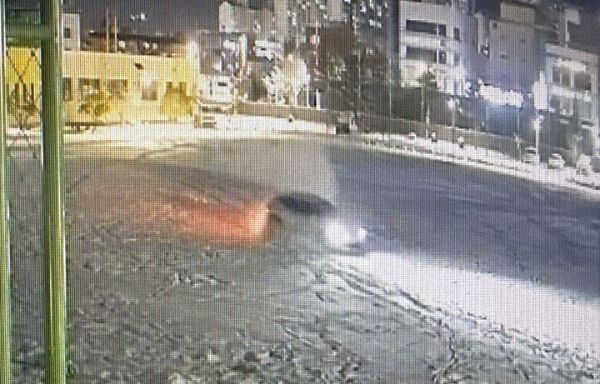 한 SUV 차량이 학교 운동장에 진입해 '드리프트' 주행을 해 경찰 수사를 받게 됐다. 사진은 충주중학교 CCTV에 찍힌 운동장 진입 차량 모습. /사진=뉴시스